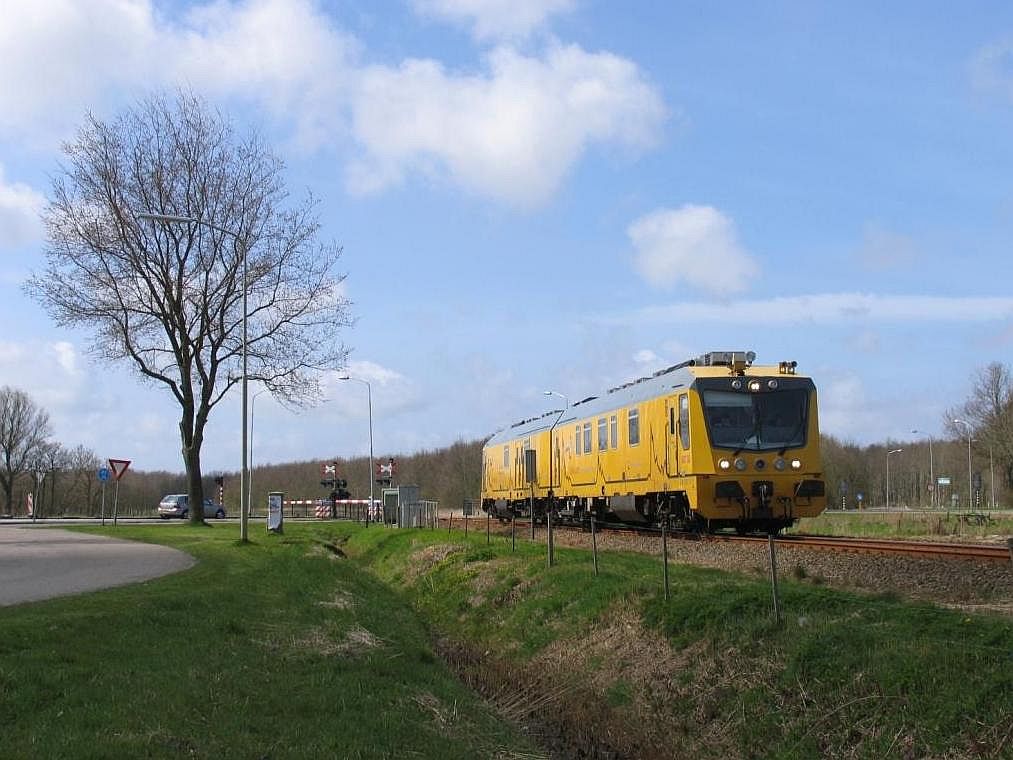 UST02 (Euroconsult) mit eine Fahrt zwischen Groningen und Uithuizermeeden bei Uithuizermeeden am 16-4-2010.