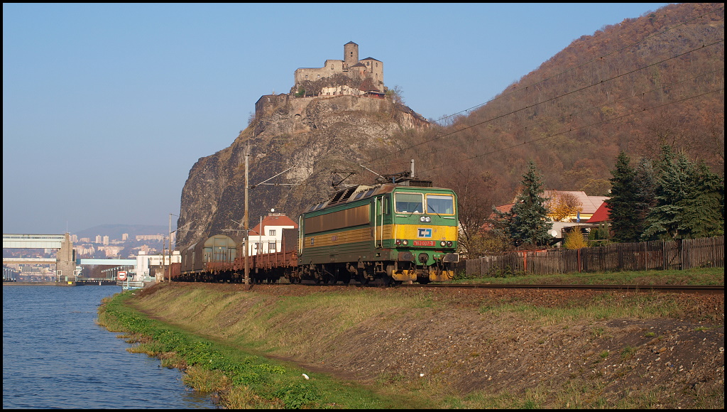 Usti nad Labem, dt. Aussig, 12.11.2011. Blick zur Burgruine Strekov, dt. Schreckenstein, und auf einen Teil der Elbschleuse und Vorbeifahrt der Lok 163 007 mit gemischtem Gterzug.