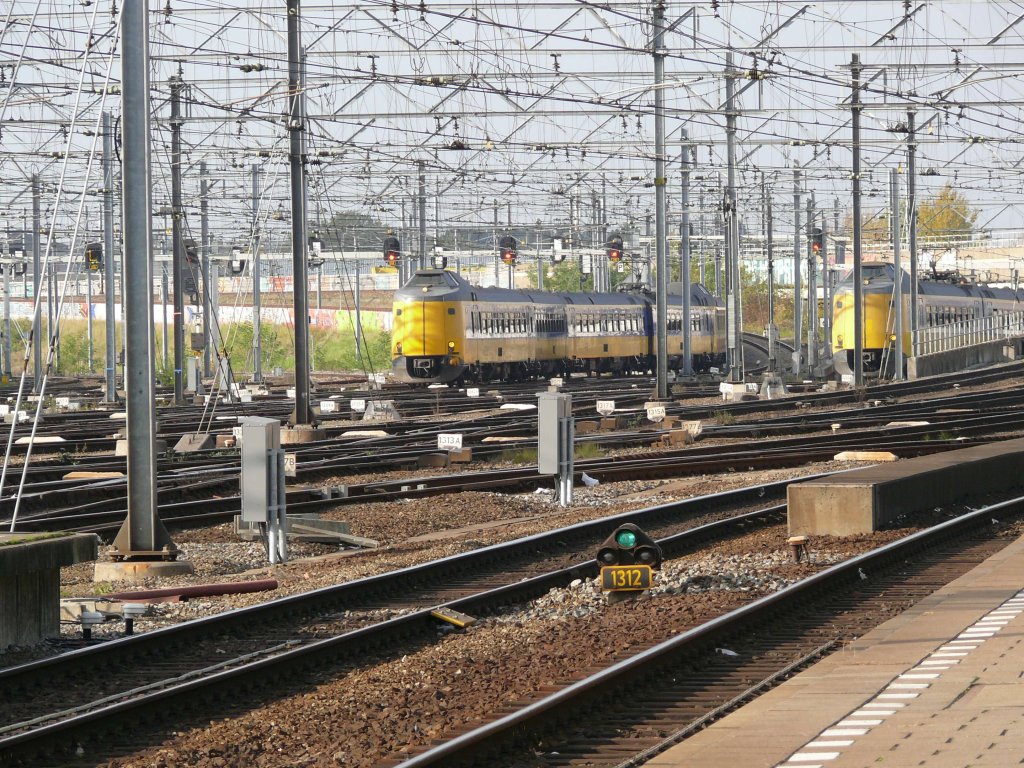 Utrecht CS am 25.10.2008, Einfahrt von 2 ICM Koploper aus n�rdlicher Richtung.