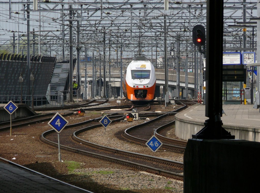 Utrecht CS, VIRM mit 'partners in sport'-Farbgebung bei Ausfahrt.