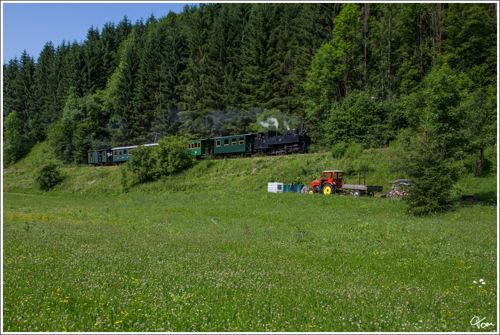Uv 1 der Ybbsthalbahn Bergstrecke, fhrt mit dem tscherland Express von Kienberg nach Lunz am See. Der alte Steyr Trakor musste natrlich auch mit auf das Bild :O)
Pramelreith. 13.7.2013
