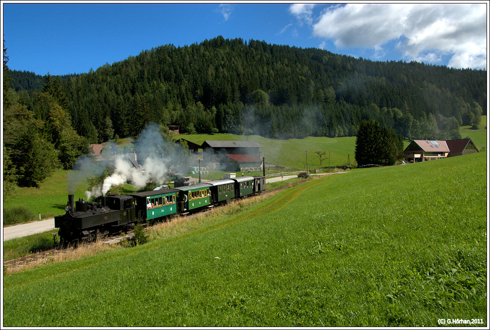 Uv.I der GLB Ybbstalbahn Bergstrecke hat Pfaffenschlag verlassen und rollt mit ihrer Garnitur nach Lunz hinab, 28.8.2011