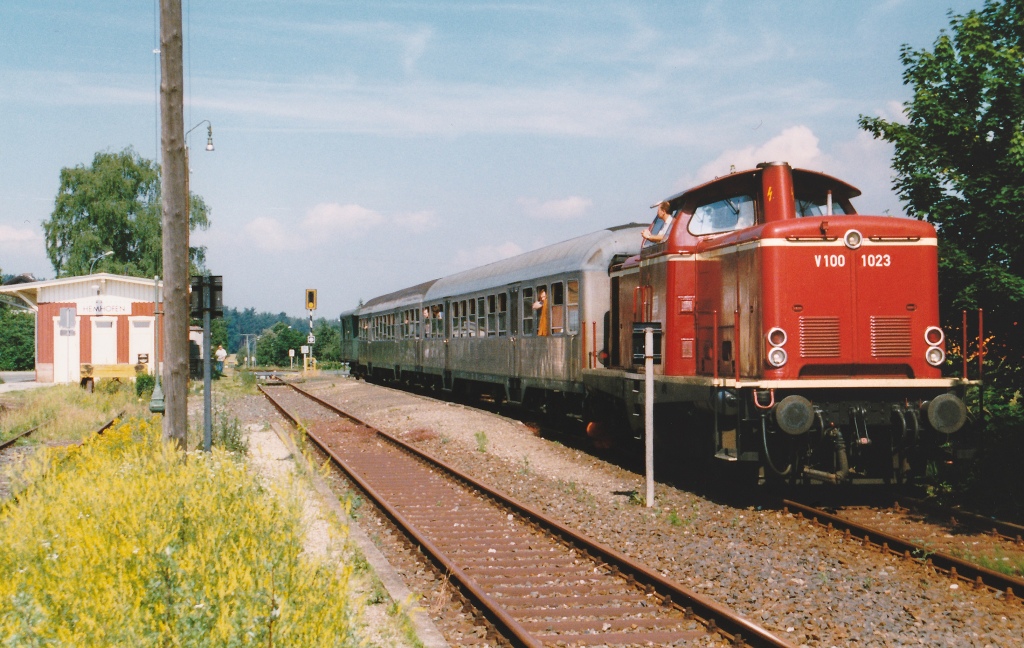V 100 1023 steht am 20.6.98 mit ihrem Sonderzug zur Rckfahrt bereit in Hemhofen. Der Bahnhof lag in Strecken-km 11,8 - die 10,9 folgenden Kilometer nach Hchstadt an der Aisch waren damals schon nicht mehr befahrbar. 