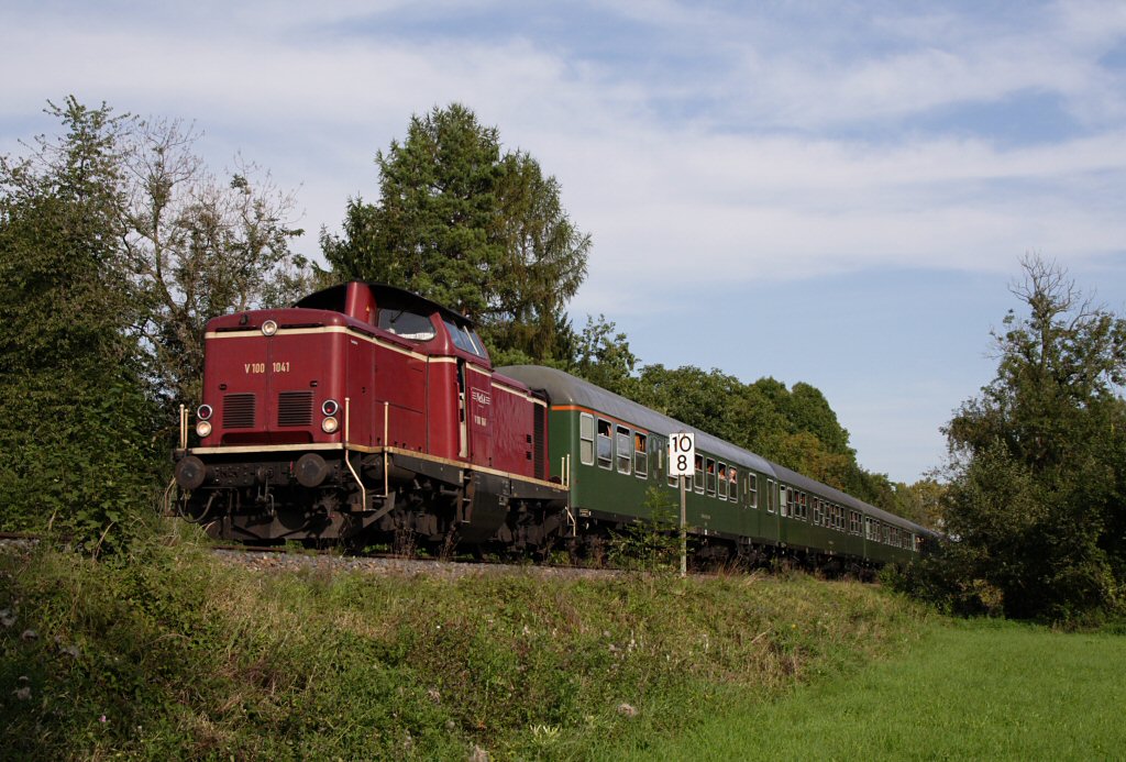 V 100 1041 der Eisenbahn-Betriebsgesellschaft Neckar-Schwarzwald-Alb mbH (NeSA) fuhr am 11.09.11 mit einem Sonderzug von M�nsingen �ber Schelklingen, Ulm und Friedrichshafen nach Lindau und zur�ck, Langenargen