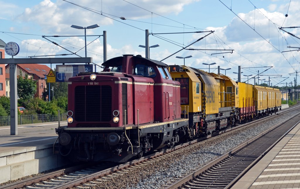 V 100 1041 der NeSA war am 22.07.12 mit einem Speno-Schleifzug unterwegs, als sie in Bitterfeld eine berholung abwarten musste. Danach ging die Fahrt weiter Richtung Wittenberg.