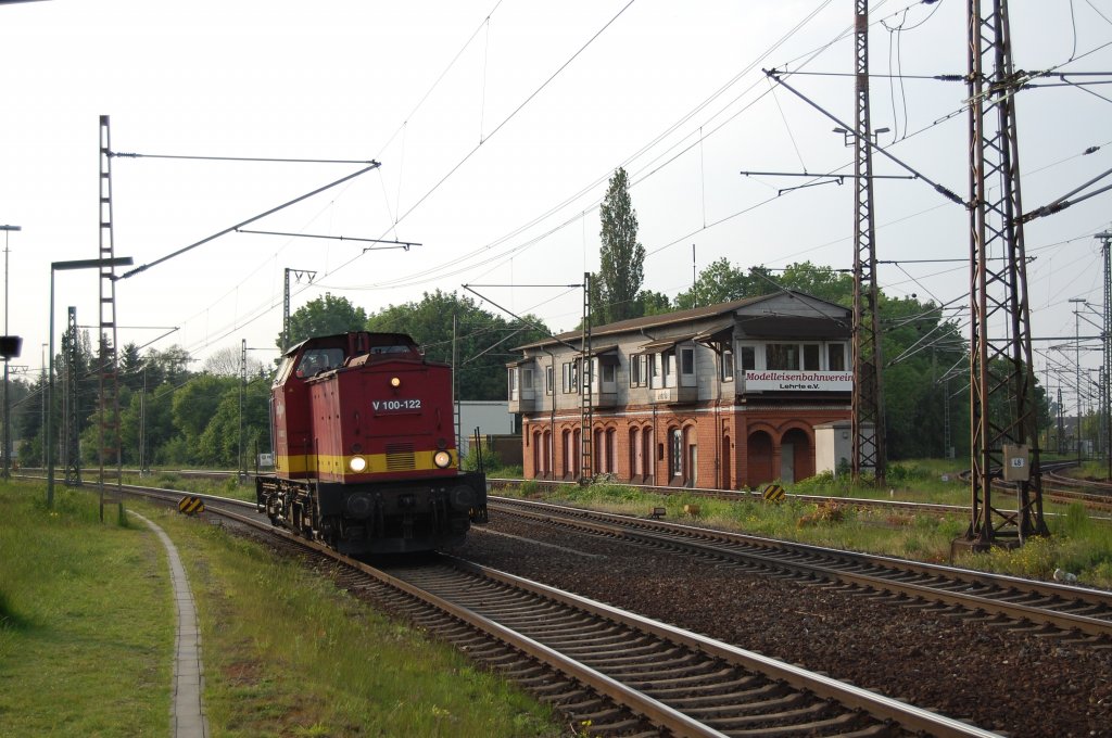 V 100 122 der Lappwaldbahn fuhr am 28.05.2010 in den Bahnhof Lehrte ein und passierte dabei das markante Stellwerk.