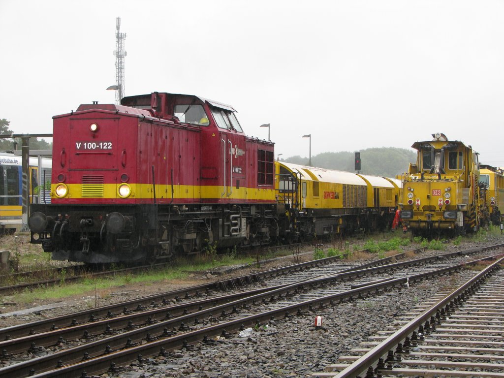 V 100 122 der Lappwaldbahn hat am 14.09.2010 einen Schienenschleifzug nach Rathenow gebracht.