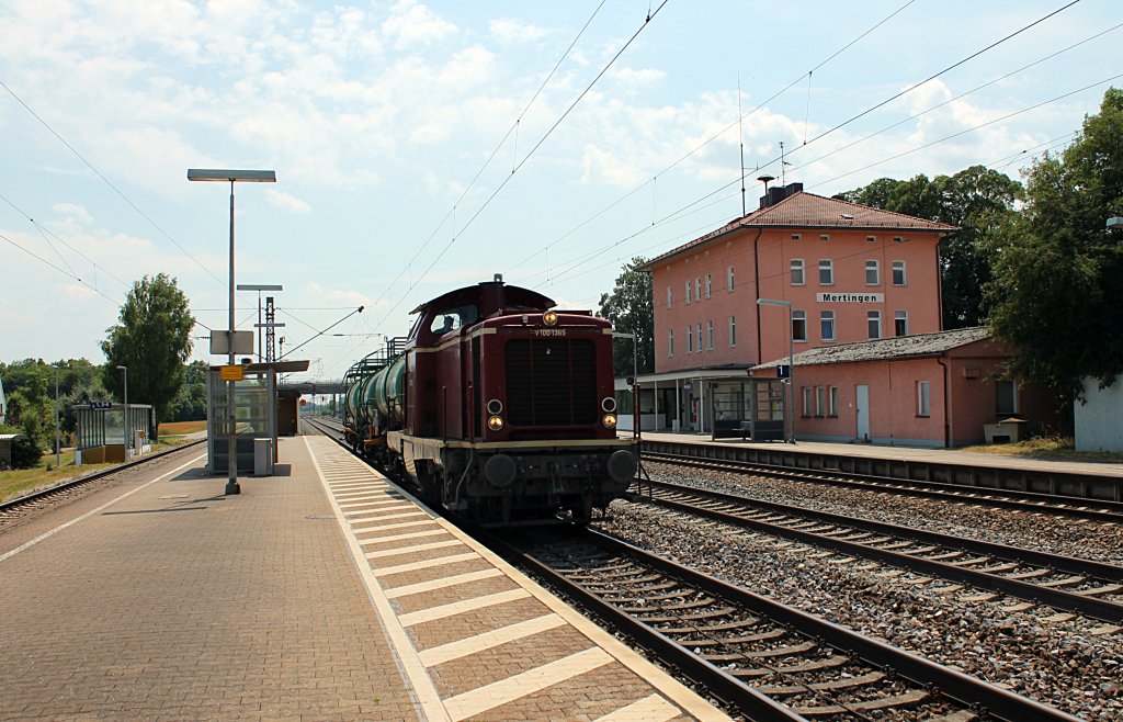 V 100 1365 der Bayernbahn durchfhrt mit ihren 3 Kesselwagen am 18.07.2013 den Bahnhof Mertingen.