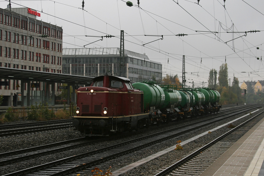 V 100 1365 mit BfB Kesselzug am 17.10.2010 am Heimeranplatz.