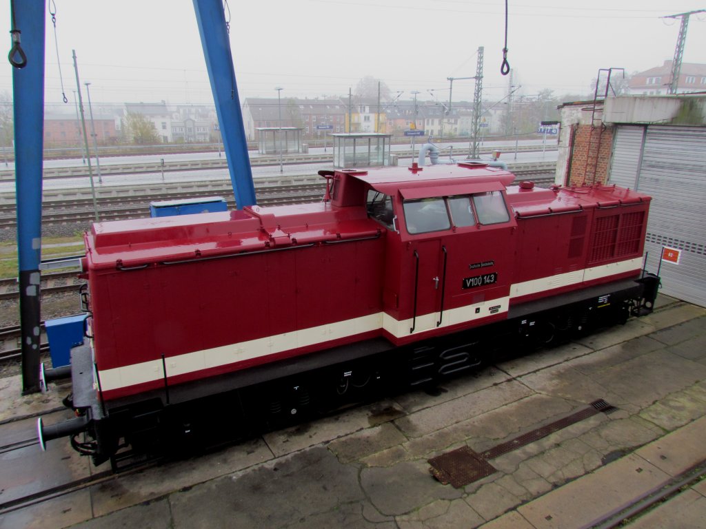 V 100 143 auf dem  Gelnde des Eisenbahn und Technikmuseum Schwerin am 10.11.2011