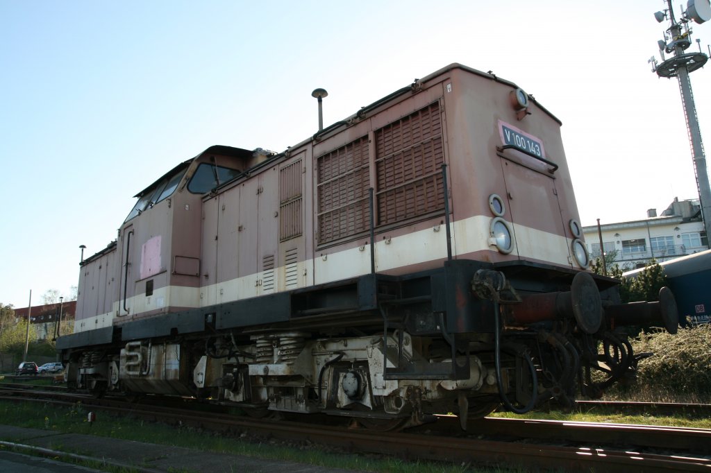 V 100-143 im Eisenbahn und Technikmuseum Schwerin im alten Zustand vor ihrer Restaurierung am 14.04.2007
