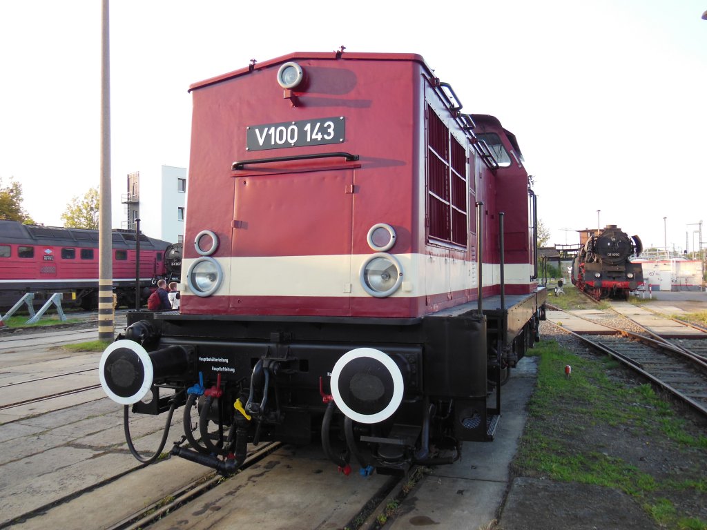 V 100 143 und im Hinterdrund 03 1090 am 28.09.2012 bei einer Ausstellung im Eisenbahn und Technikmuseum Schwerin