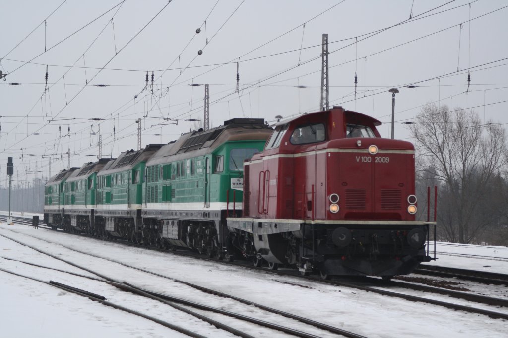 V 100 2009 bei der berfhrung der Wismut Lok`s V 300 001,003,002,004 am 18.2.2010 BAR bei Priort