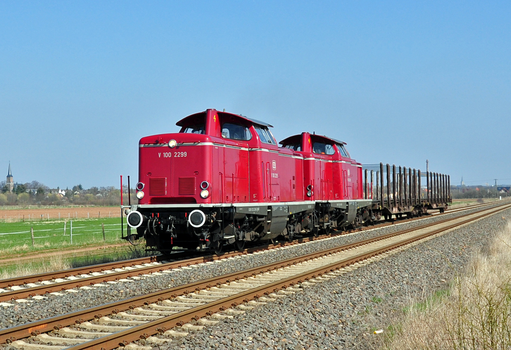 V 100 2299 und 2291 der  Vulkaneifel-Bahn  mit Rungenwagen bei Eu-Wikirchen 23.03.2012