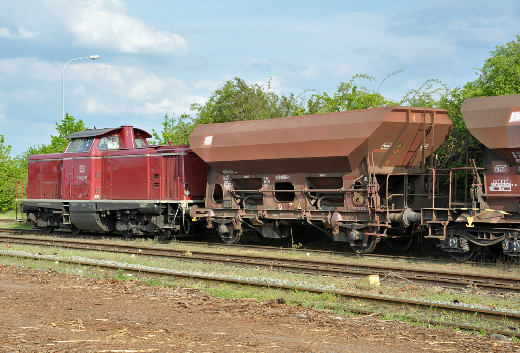 V 100 2299 der V.E.B. vor Schttgutwagen im Bf Euskirchen - 06.05.2013