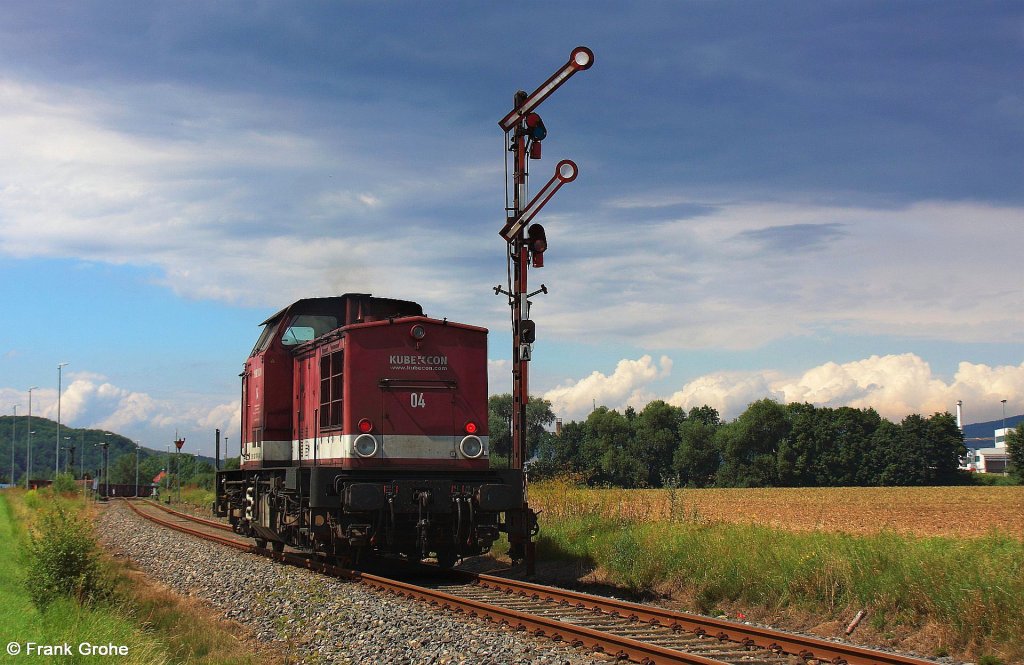 V 100 KCL 202 787-8, KUBE CON logistics GmbH Lok Nr. 4 auf Leerfahrt von Sangerhausen nach Rottleberode Sd, ex KBS 592 Berga-Kelbra - Stolberg (Harz), fotografiert am Einfahrtsignal Rottleberode Sd am 03.08.2012