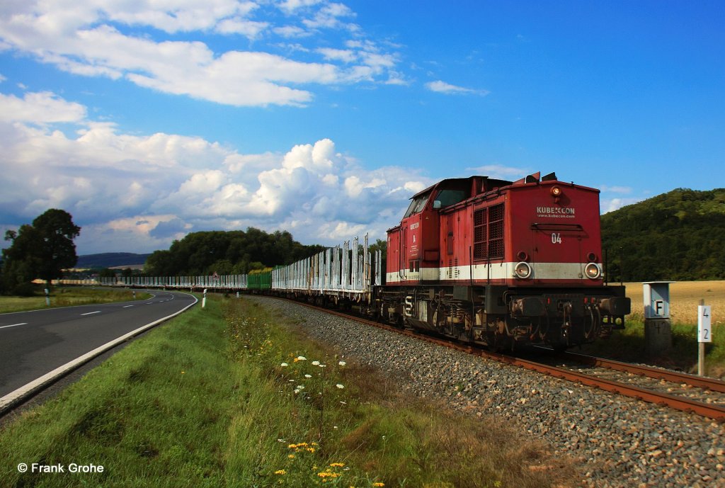 V 100 KCL 202 787-8, KUBE CON logistics GmbH Lok Nr. 4 ( ex DR 110 787-9  /  112 787-7  /  203 503-8 ) mit bergabefahrt leere Rungenwagen von Rottleberode Sd nach Sangerhausen, ex KBS 592 Stolberg (Harz) - Berga-Kelbra, fotografiert bei Uftrungen am 03.08.2012 --> Ein Ganzzug mit Baumstmmen wird mit  groer  Lok bis Sangerhausen gebracht. Dort wird der Zug geteilt und die beiden Zughlften mit der V 100 ber Berga-Kelbra nach Rottleberode befrdert, wo die Baumstmme weiterverarbeitet werden. Nun geht es mit einer Leerfuhre wieder zurck nach Sangerhausen.  