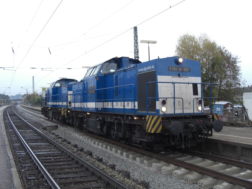 V 100-SP-005 und V 100-SP-007 von der  Spitzke Logistik GmbH  am Morgen
des 2. November 2009 im Bahnhof von Bernau an der Strecke Mnchen-Salzburg. In diesem Bereich finden derzeit umfangreiche Gleisbauarbeiten
statt.