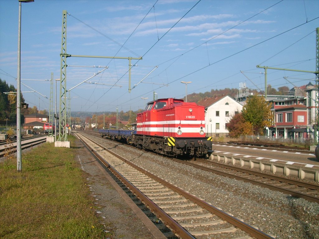 V 100.03 der HGB durchfhrt am 29.10.2011 mit zwei Flachwagen den Bahnhof Kronach.