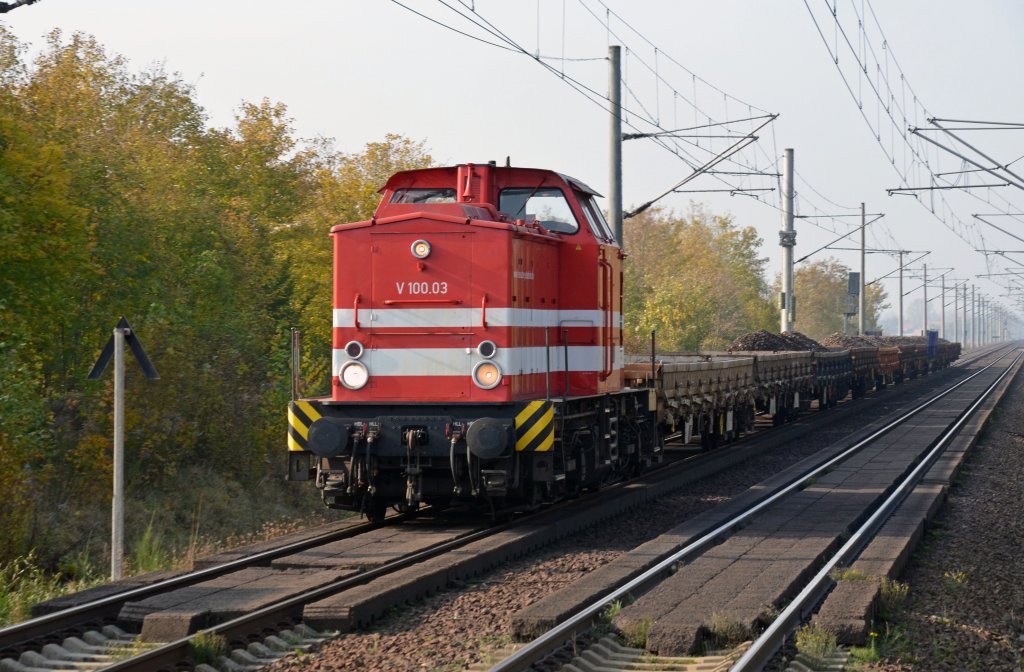 V 100.03 der HGB zog am 25.10.11 einen mit Schotter beladenen Niederbordwagenzug durch Hohenthurm Richtung Bitterfeld.