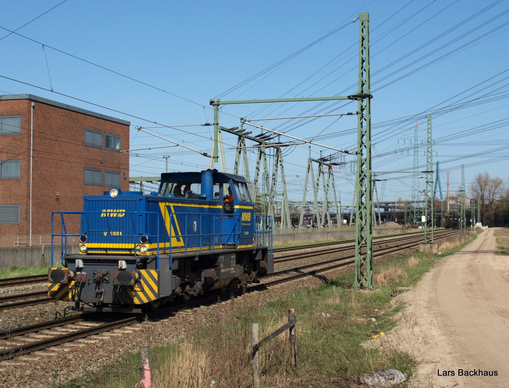 V 1001 der MWB hat einen Containerzug aus dem Rbf Alte-Sderelbe nach Hamburg-Waltershof gebracht und kommt nun als Lz zurck zum Rbf Alte-Sderelbe um einen weiteren Containerzug abzuholen. Aufgenommen am 17.04.10 in Hamburg-Waltershof.