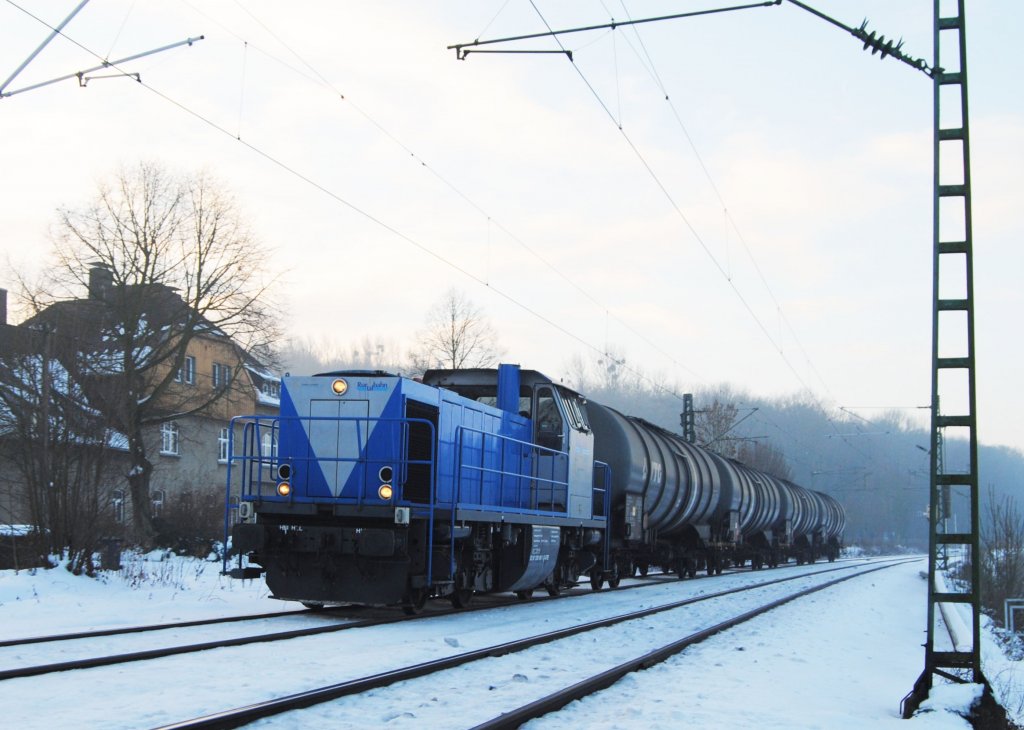 V 104 ( DH 1004 ) der RTB am 30.12.10 mit 4 Zans Knickkessewagen von VTG
mit 33/1090 Aceton in bach - Palenberg ( Rimburg ).