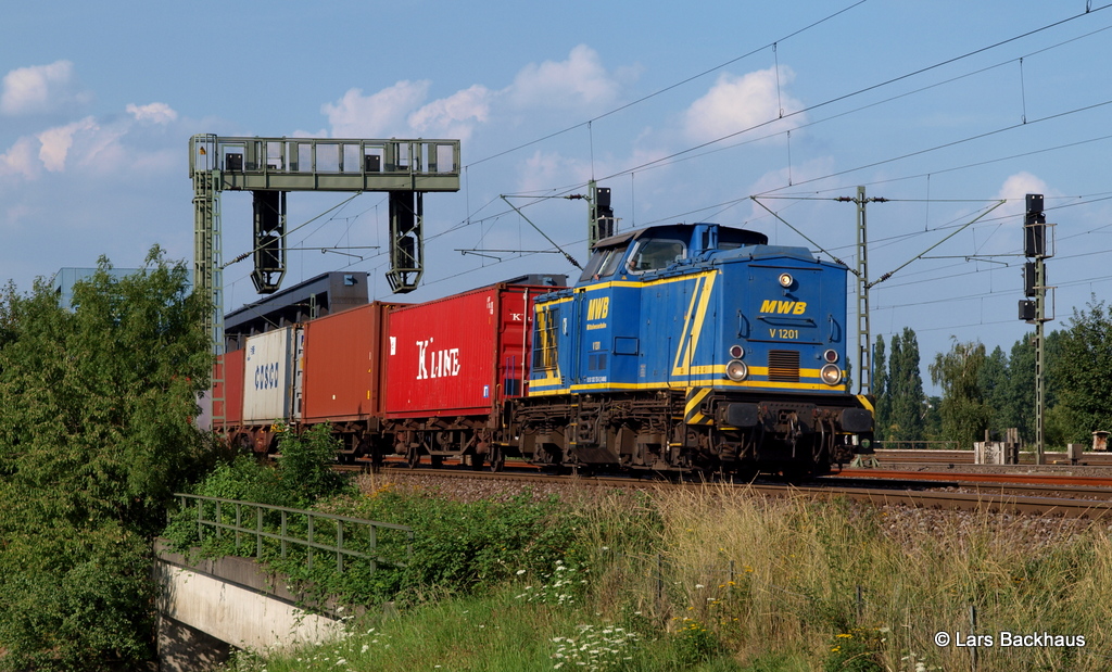 V 1201 der MWB rollt am 17.08.12 mit einem Containerzug ber die Sderelbbrcken Richtung Maschen.