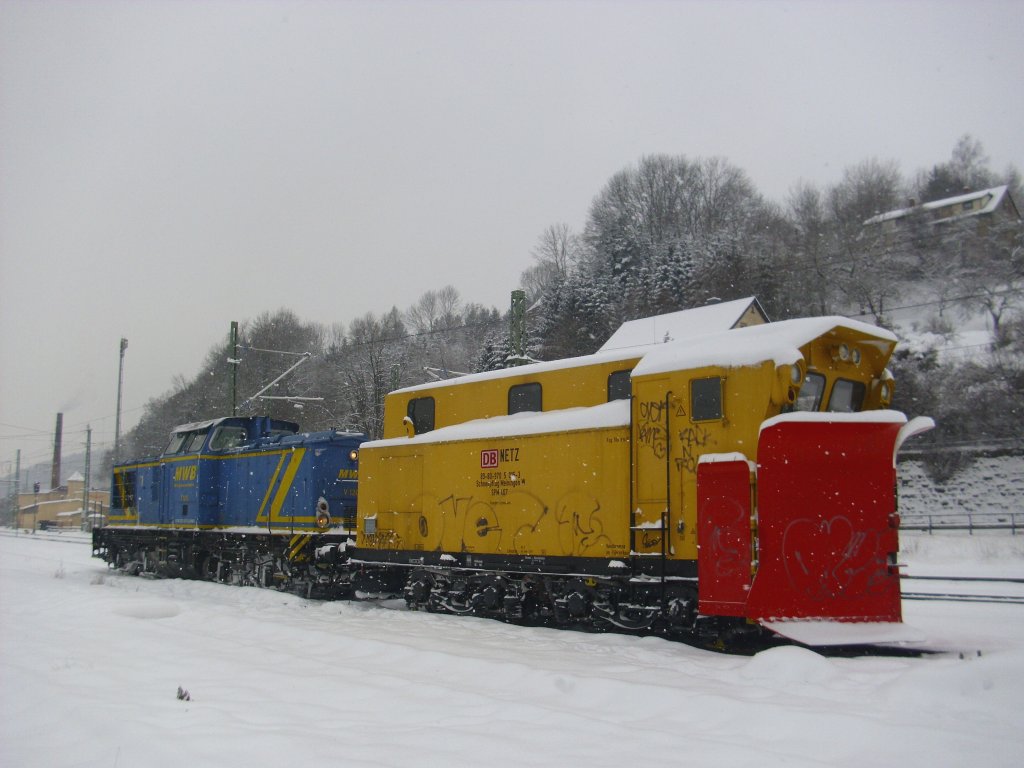V 1202 der Mittelweserbahn steht am 17. Dezember 2010 mit einem Schneepflug in Kronach abgestellt. Die Fuhre soll in den nchsten Tagen die Frankenwaldbahn wieder vom Schnee befreien.