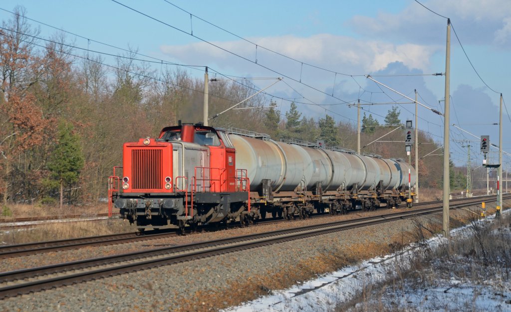 V 133 der RBB zog am 10.02.13 einige Kesselwagen durch Burgkemnitz Richtung Bitterfeld.
