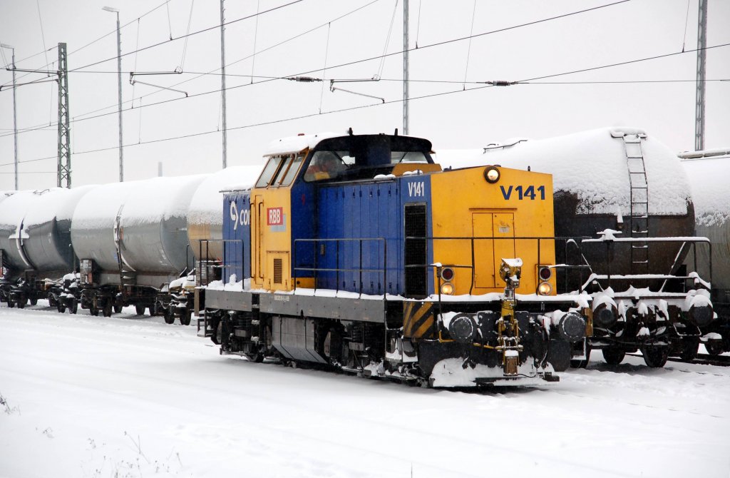 V 141 hat am 02.01.2010 eine Gruppe Kesselwagen in den Gterbereich von Bitterfeld gebracht und umfhrt diese nun.