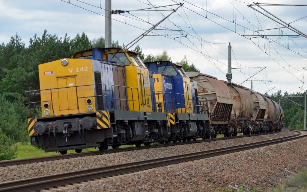 V 141 und V 142 der RBB zogen am 24.07.11 einen Gterzug durch Muldenstein Richtung Wittenberg.