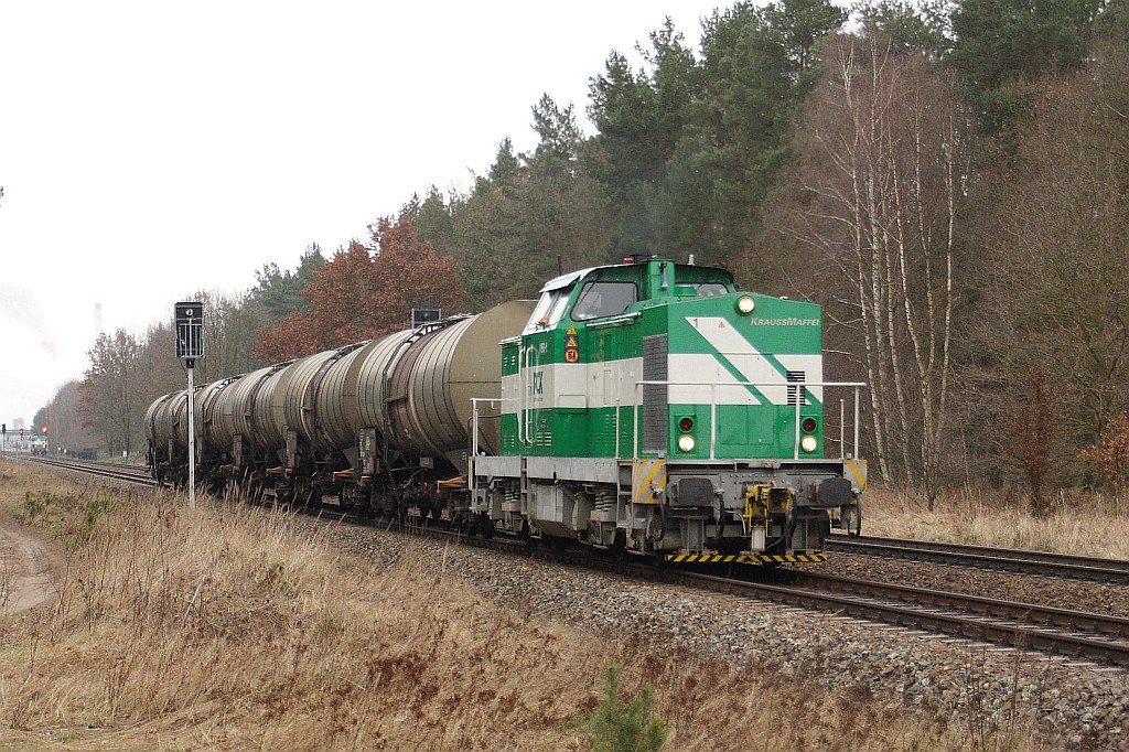 V 150-1 (LEW 16324) der PCK GmbH Schwedt auf dem Weg vom PCK zum Werkbahnhof Stendell. Bahn�bergang Torfbruch-Heuallee 24.01.2011
