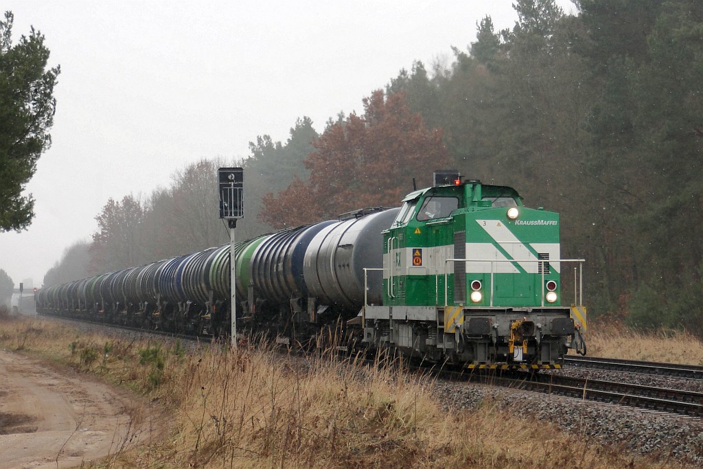 V 150-3 (LEW 16326) der PCK GmbH Schwedt auf dem Weg vom PCK zum Werkbahnhof Stendell. Bahn�bergang Torfbruch-Heuallee 24.01.2011