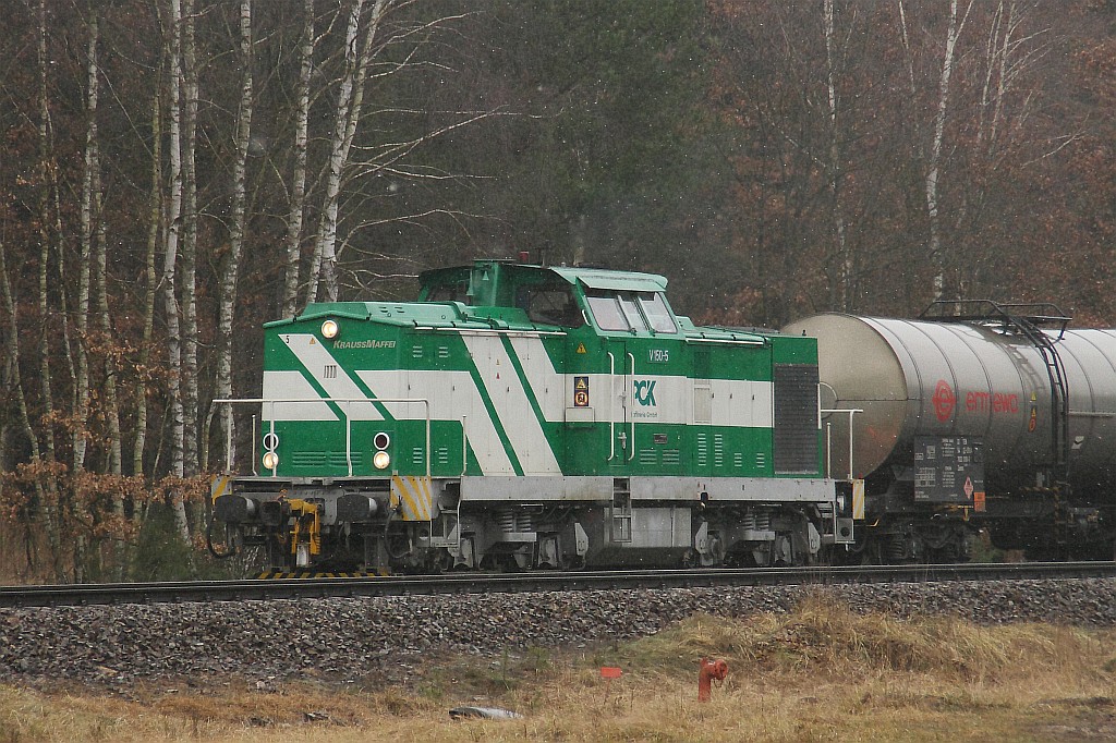 V 150-5 (LEW 16674) der PCK GmbH Schwedt auf dem Weg vom Werkbahnhof Stendell ins PCK. Bahn�bergang Torfbruch-Heuallee 24.01.2011