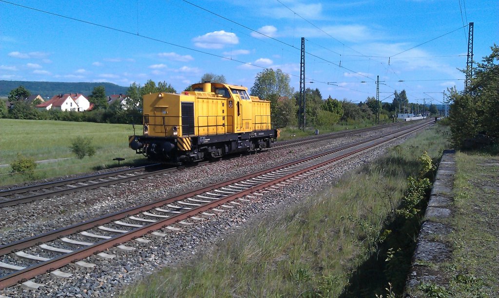 V 150.02 ist am 17.05.2012 als Tfzf auf der KBS 820 bei Neuses an der Regnitz unterwegs. 