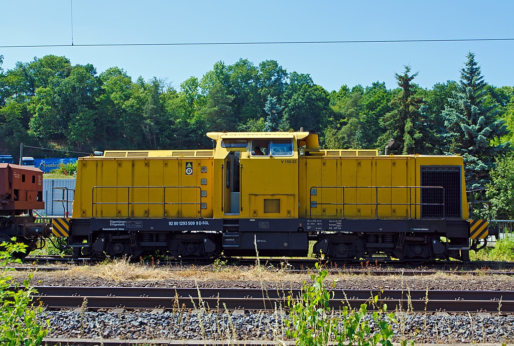 
V 150.03, ex DR 110 963-6, ex DR 710 963-0, ex DB 710 963-0 (eine ehem. DR  V 100.5) der SGL Schienen-Güter-Logistik GmbH mit Zweiseitenkippwagen Typ Fas (diese wurden gerade mit Kies beladen) am 20.07.2013 beim Bahnhof Sinn (Lahn-Dill-Kreis) an der KBS 445 (Dillstrecke).

Die (Spender) Lok wurde 1983 von LEW  (VEB Lokomotivbau Elektrotechnische Werke „Hans Beimler“ ,Hennigsdorf)  unter der Fabriknummer 17312 gebaut und als DR 110 963-6 in Dienst gestellt, 1992 Umzeichnung in 710 963-0 und 1996 die Ausmusterung bei der DB. Bis 1999 war sie bei der DGT (Deutsche Gleis- und Tiefbau GmbH, Berlin) als 710 963-0 im Einsatz. 1999 erfolgte der Umbau bei Regental Fahrzeugwerkstätten GmbH gemäß Umbaukonzept BR 293 der ABB Daimler Benz Transportation GmbH. Im Jahr 2000 kam sie dann zur GSG Knape Gleissanierung GmbH, Kirchheim (Muttergesellschaft der SGL) als V 150.03 und 2008 zur  SGL Schienen Güter Logistik GmbH, Dachau als V 150.03  (NVR-Nummer: 92 80 1293 509-6 D-SGL).

Zur Baureihe 293:
ABB Daimler Benz Transportation (ADtranz) hat zwischen 1995 und 2002 insgesamt 59 Loks (umfassend modernisiert. Sie erhielten die neue Baureihenbezeichnung BR 293. Die Modernisierung umfaßt u.a. die Aufarbeitung von Lokrahmen, Vorbauten, Führerhaus und Strömungsgetriebe. Der alte KVD Motor (Hersteller: VEB Kühlautomat Berlin-Johannistal) wird gegen einen Caterpillar oder MTU Motor getauscht, die Druckluftanlage wird erneuert, ebenso die elektrische Steuerung. Neu ist eine hydraulisch angetriebene Kühlanlage. Optional ist auch eine Funkfernsteuerung möglich. Von den 59 modernisierten Loks wurden für 21 Loks neue Betriebsbücher angelegt, da sich die Herkunft der Loks nicht klären läßt. Deshalb erhielten diese Loks eine neue Fabriknummer.

Technische Daten:

Achsanordnung: B'B'
Spurweite: 1.435 mm
Länge über Puffer: 14.240 mm
Breite: 3.140 mm
Drehzapfenabstand: 7.000 mm
Gesamtachsstand: 9.300 mm
Höchstgeschwindigkeit 100 km/h
Motor: 12-Zylinder-4-takt-Dieselmotor mit Turbolader und Ladeluftkühlung CAT 3512 DI-TA
Motoren Hersteller: Zeppelin Baumaschinen GmbH Achim (b.Bremen)
Hubraum 51,8 Liter ( 170 mm Bohrung / 190 mm Hub)
Gewicht des Motors: 6.537 kg
Leistung:  1050 kW / 1428 PS bei 1800 U/min

Quellen: V 100-online.de / Zeppelin Baumaschinen
