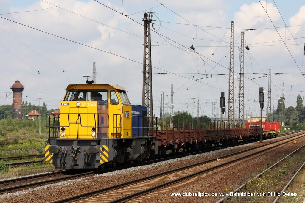V 156 (TWE - Teutoburger Wald-Eisenbahn) fhrt am 30. Juli 2010
um 12:02 Uhr mit einem Gterzug durch Duisburg Bissingheim