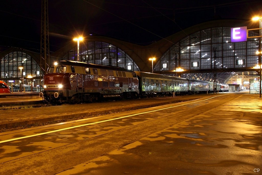 V 160 003 steht am Abend des 28.11.2009 mit dem Sonderzug nach Lbeck im Leipziger Hauptbahnhof.