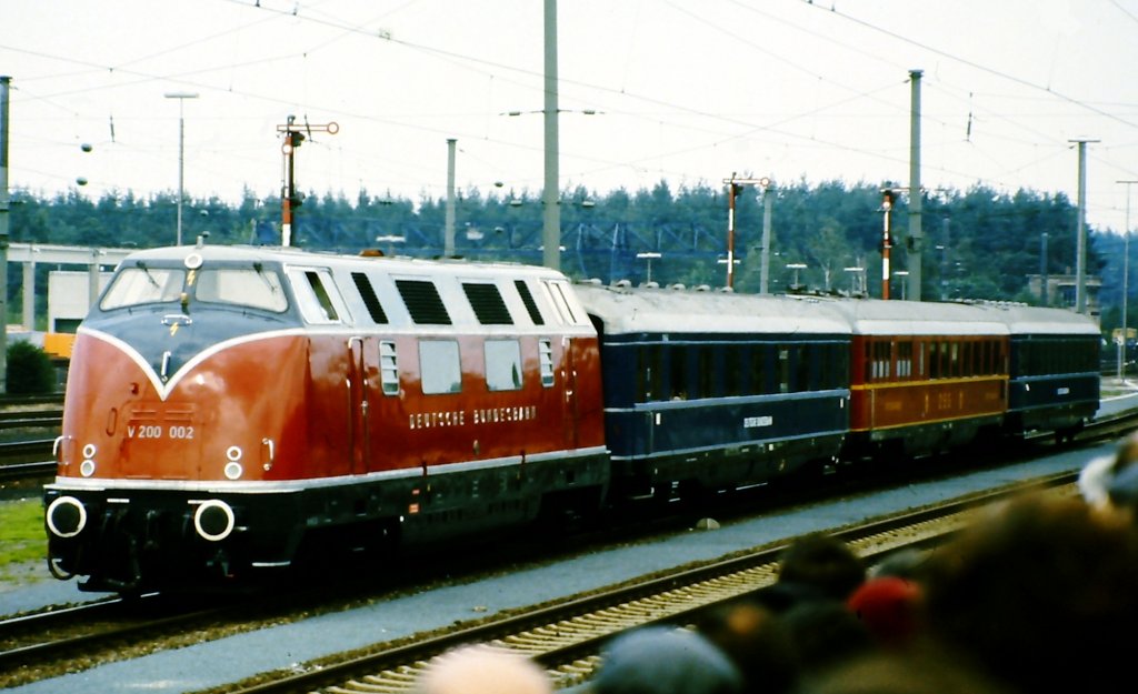 V 200 002 mit Schrzenwagen auf der Fahrzeugparade  Vom Adler bis in die Gegenwart , die im September 1985 an mehreren Wochenenden in Nrnberg-Langwasser zum 150jhrigen Jubilum der Eisenbahn in Deutschland stattgefunden hat. 