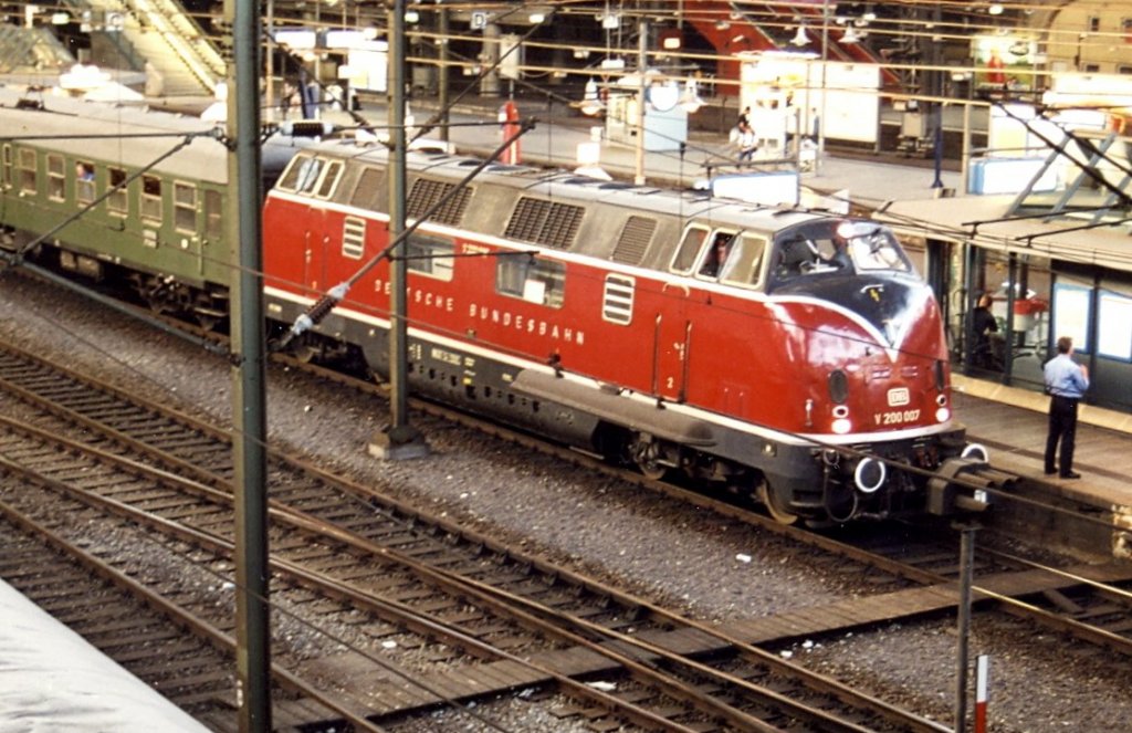 V 200 007 im Mai 2001 in Hamburg-Hauptbahnhof. (scan vom Bild)
