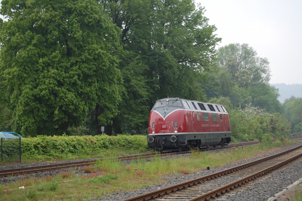 V 200 033 als Lz von Hamm (Westf.) nach Vienenburg, am 28.05.2010 bei der Durchfahrt durch den Hp Bad Driburg. Von Vienenburg geht es auf groe Fahrt nach Puttgarden.