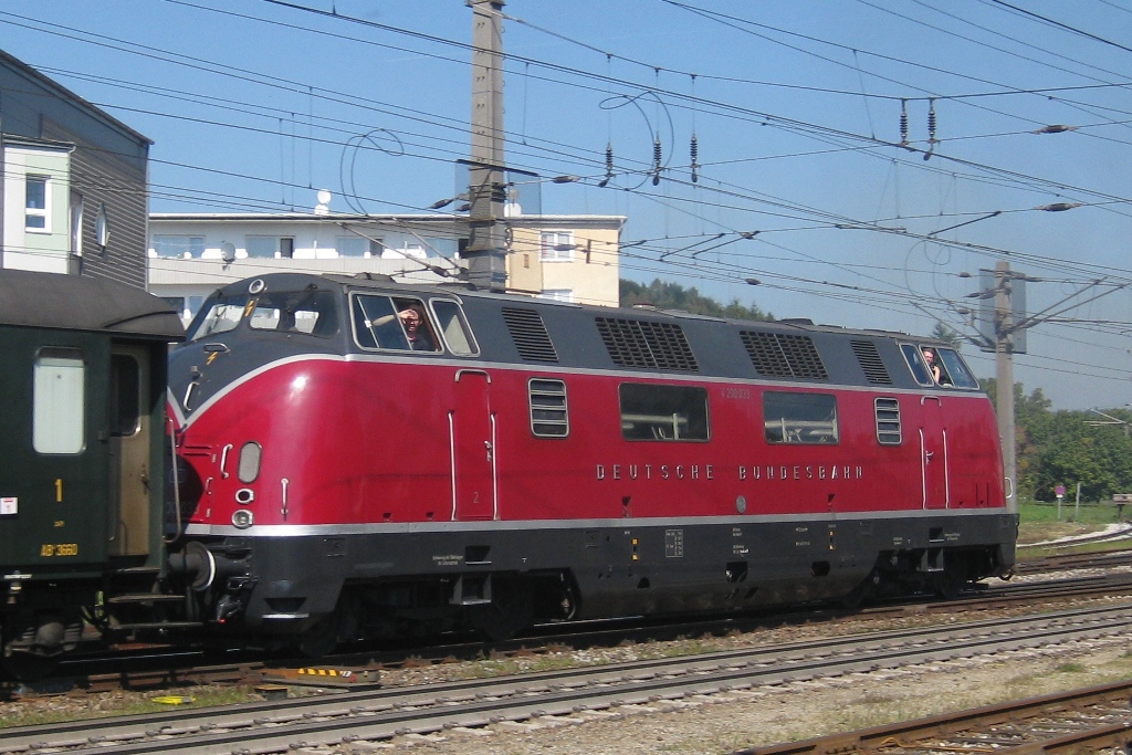 V 200 033 als Nachschiebelok fr Sonderzug 14180 am 22.9.2010; Bahnhof  Attnang Puchheim.
An Dieser Stelle einen schnen Gru an die Leute auf den Fhrerstnden.