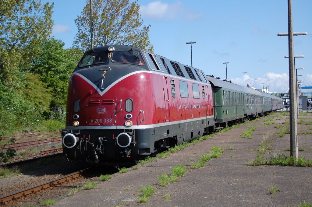 V 200 033 brachte am 29.05.2010 den Sonderzug aus Vienenburg bis zur Rckfahrt auf ein Abstellgleis im weitlufigen Bahngelnde vom Bahnhof Puttgarden.