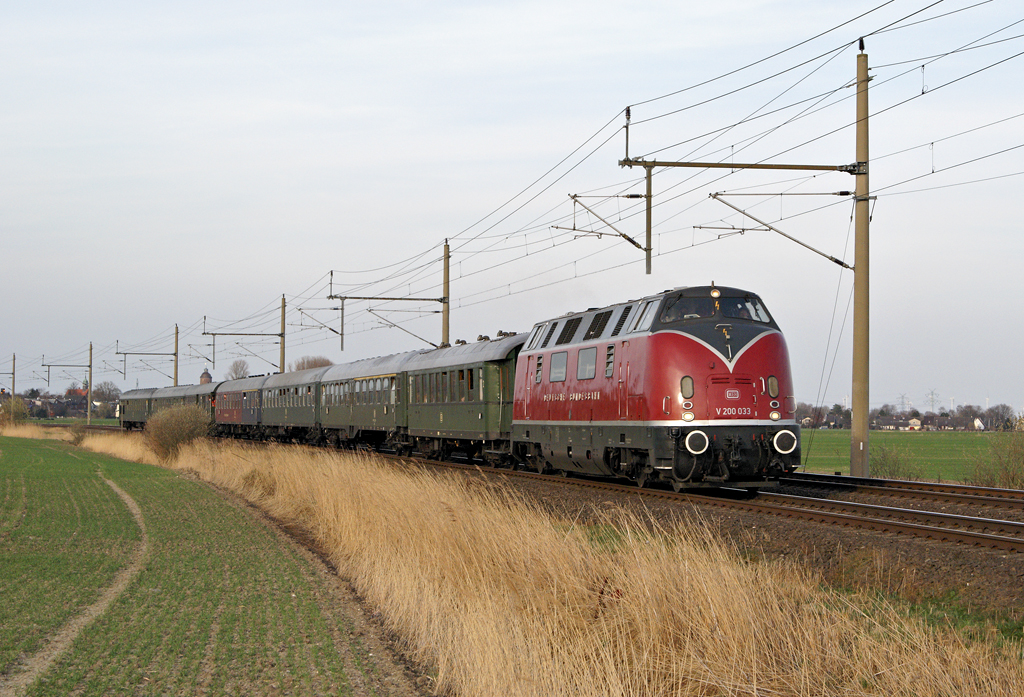 V 200 033 mit D 322  Schimmelreiter  nach Vienenburg am 2.04.2011 bei Krempe.