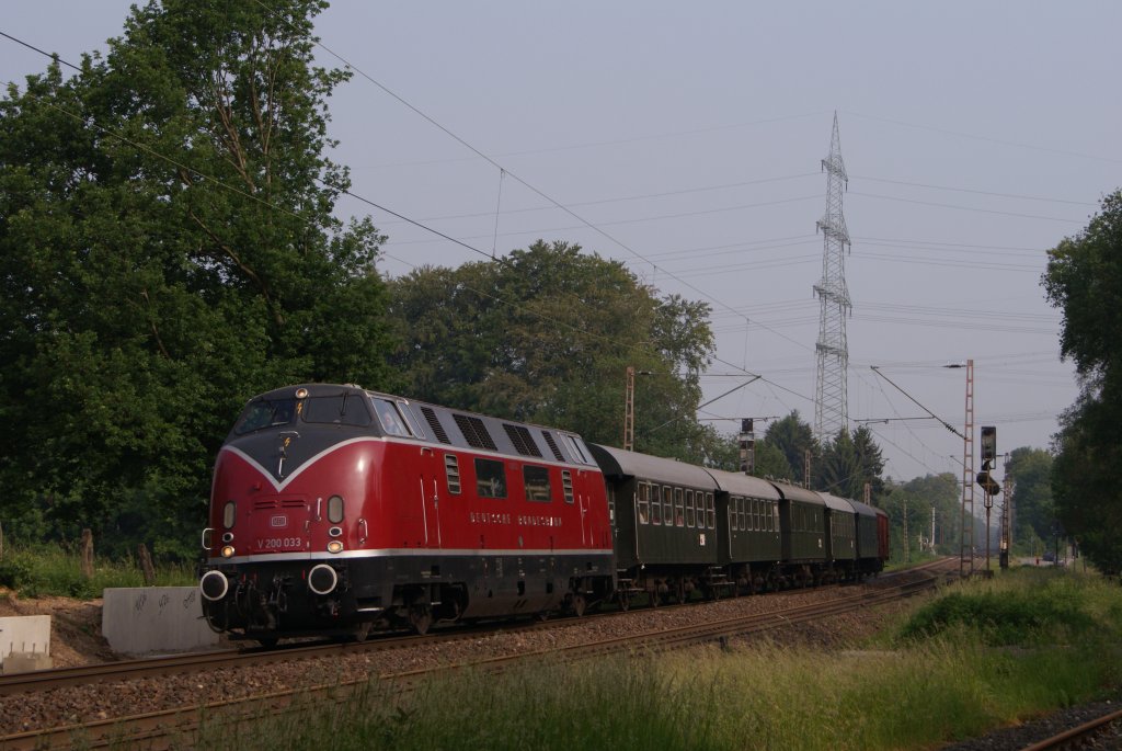 V 200 033 mit einem Sonderzug in Solingen Hbf am 21.05.2011