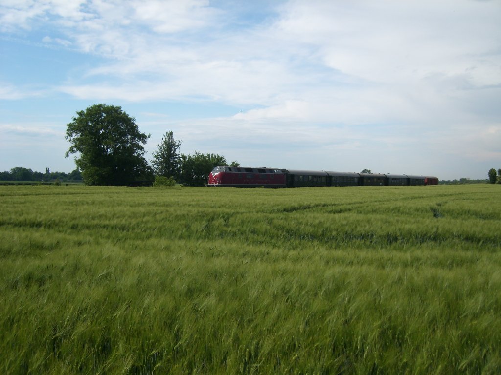 V 200 033 mit Sonderzug auf dem Weg von Bonn Hbf nach Rheinbach hir bei Bonn Duisdorf an den Messdorfer Feldern am 06.06.10 bei der dritten und letzten Pendelfahrt vor dem Heimweg nach Hamm Wetfalen