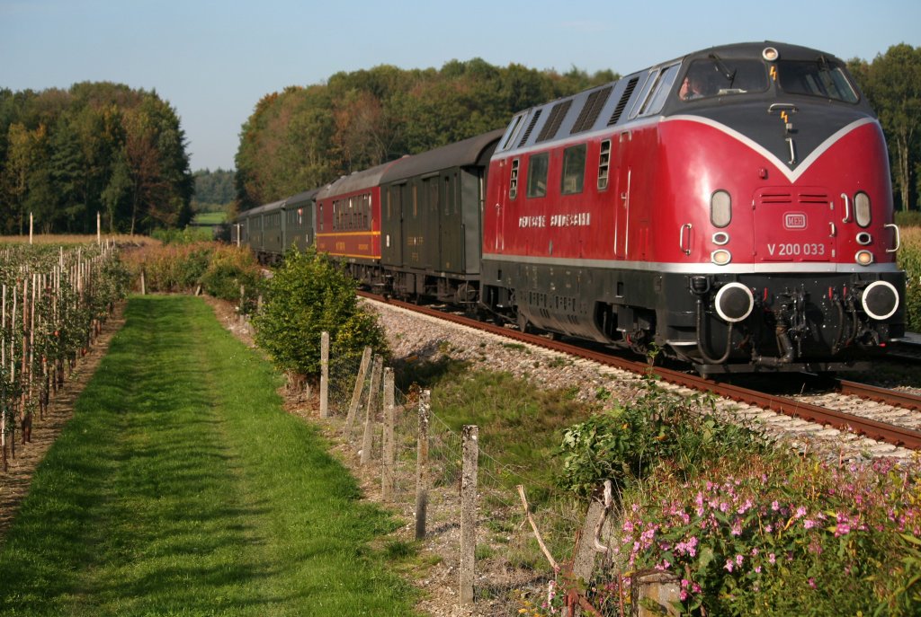 V 200 033 der Museumseisenbahn Hamm zieht einen Sonderzug auf der letzten Etappe der zehntgigen Reise, die bis nach Budapest ging, ber die Sdbahn, Brugg, 23.09.10