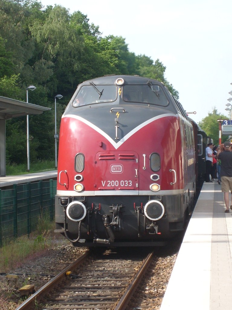 V 200 033 nach Ankunft im Bahnhof Witterschlick zum dortigen Bahnhofsfest zum 130 jhrigen Bestehen der Bahnstrecke Bonn Euskirchen. Der Zug kommt vom Bahnhof Rheinbach zur Weiterfahrt nach Bonn Hbf, am 06.06.10