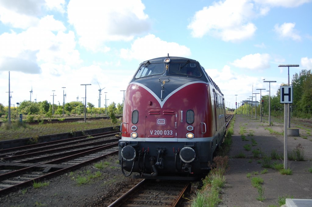 V 200 033 rangierte am 29.05.2010 im Bahnhof Puttgarden.