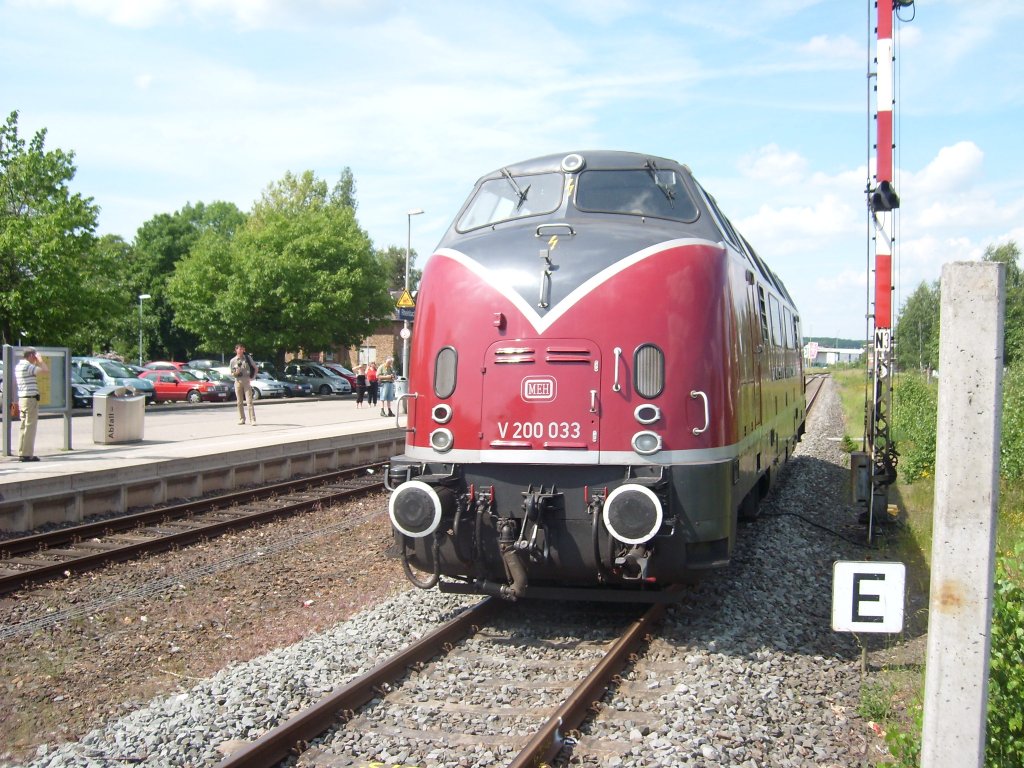 V 200 033 setzt nach Ankunft in Rheinbach zur Umsetzfahrt an. 06.06.10
